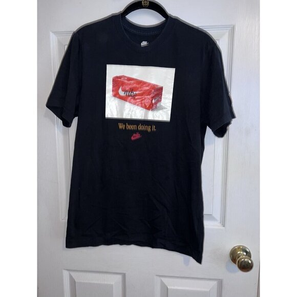NIKE Tee We’ve Been Doing It Shoebox Black T-Shirt Size Small DV2656-010 - Picture 2 of 9